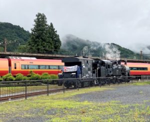 ＳＬ大樹と特急車両