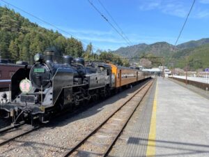 千頭駅ホームとさくら号